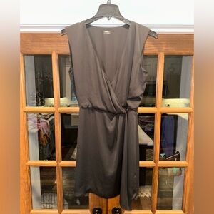 EUC Aritzia Talula Size 6 Black Sheath Mini Dress V-Neck Knot Design with Zipper